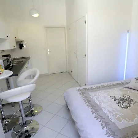Les Bains Douches Aparthotel 3*