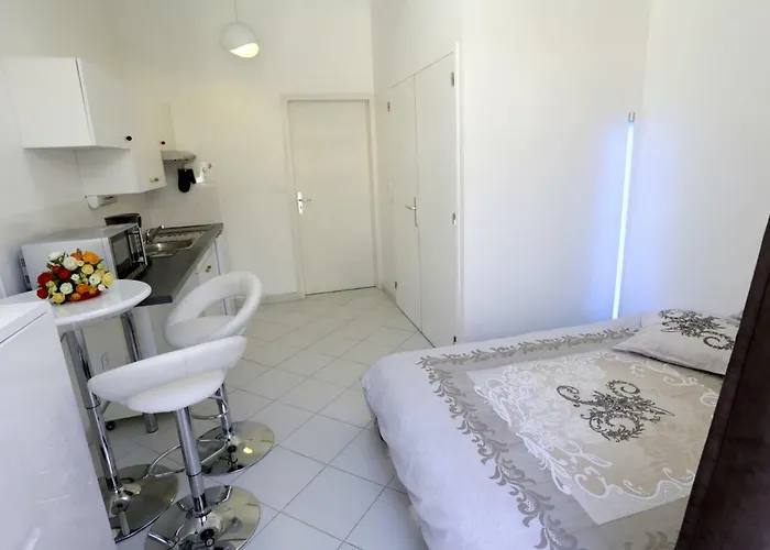 Les Bains Douches Aparthotel 3*